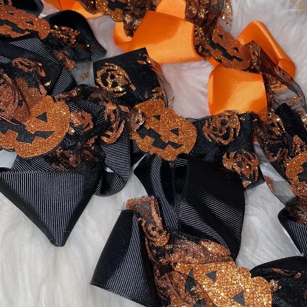 Bundle of 8 Halloween‎ bows!